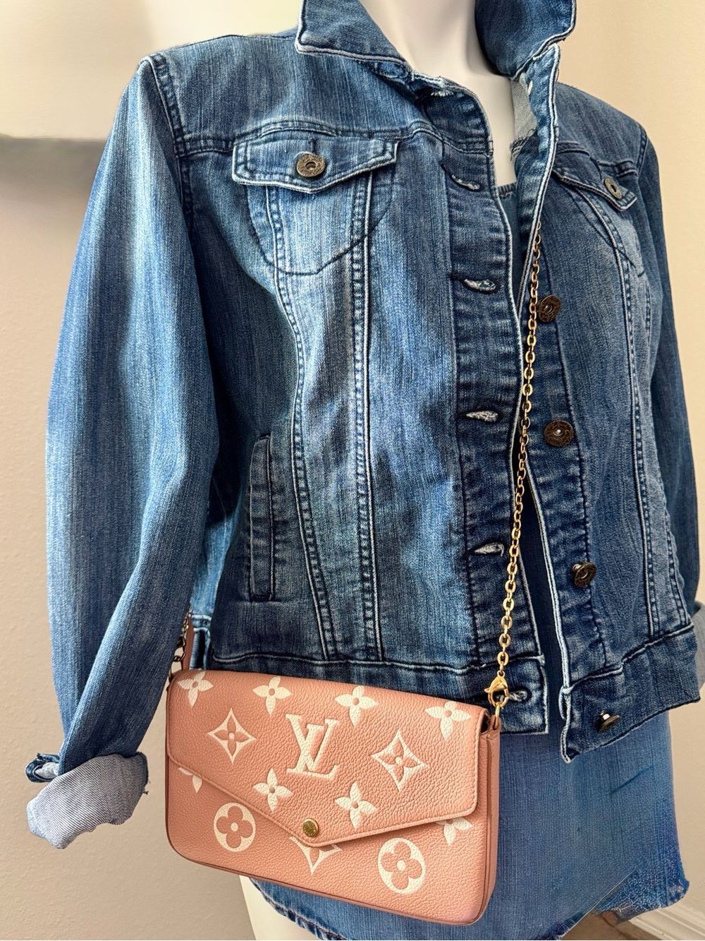 🌹Louis Vuitton Rose Trianon Giant
Monogram Empreinte Felicie
Pochette Crossbody